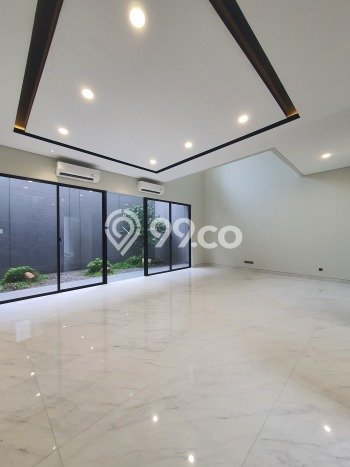 KESEMPATAN EMAS! Rumah di , Surabaya, LT 240m2m² LB 360m2m² KESEMPATAN EMAS! Rumah di , Surabaya, LT 240m2m² LB 360m2m²
