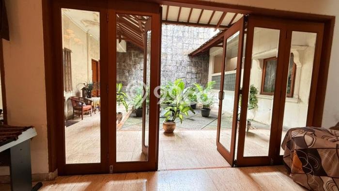 Siap Huni Rumah Mewah 13 Kamar di Tebet Dekat ke Mana Pun Siap Huni Rumah Mewah 13 Kamar di Tebet Dekat ke Mana Pun