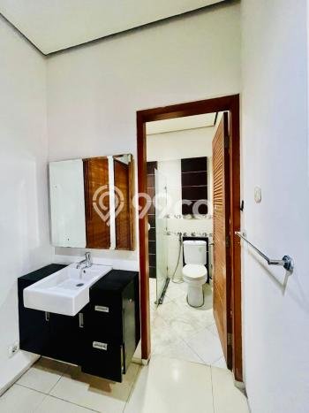 Rumah Asri di , 7 KT, Lingkungan Strategis, Luas 550m2m² LB 350m2m² Rumah Asri di , 7 KT, Lingkungan Strategis, Luas 550m2m² LB 350m2m²
