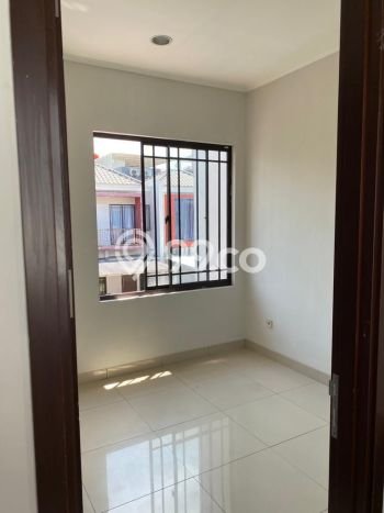 Disewakan! Rumah 3 Kamar Tidur &
3 Kamar Mandi di Green Lake City, Jakarta Barat Disewakan! Rumah 3 Kamar Tidur &
3 Kamar Mandi di Green Lake City, Jakarta Barat