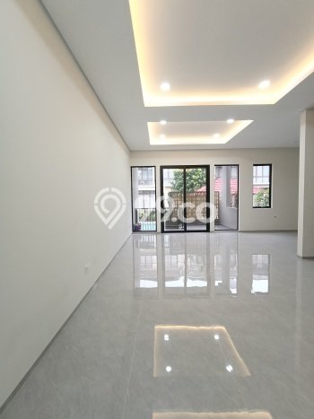 LOKASI PREMIUM! Rumah Strategis di , LT 153m2m² LB 298m2m² LOKASI PREMIUM! Rumah Strategis di , LT 153m2m² LB 298m2m²