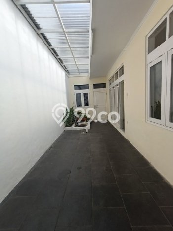 Rumah Tenang di , 3 KM, LT 180m2m² Bangunan 220m2m² Rumah Tenang di , 3 KM, LT 180m2m² Bangunan 220m2m²