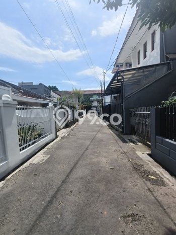 Rumah Tenang di , 3 KM, LT 180m2m² Bangunan 220m2m² Rumah Tenang di , 3 KM, LT 180m2m² Bangunan 220m2m²