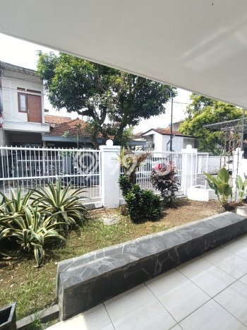 Rumah Tenang di , 3 KM, LT 180m2m² Bangunan 220m2m² Rumah Tenang di , 3 KM, LT 180m2m² Bangunan 220m2m²