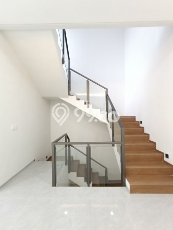 LOKASI PREMIUM! Rumah Strategis di , LT 153m2m² LB 298m2m² LOKASI PREMIUM! Rumah Strategis di , LT 153m2m² LB 298m2m²
