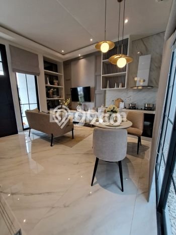 Rumah Lingkungan Nyaman di Citraland, Surabaya, Luas 60m2m² Bangunan 90m2m² Rumah Lingkungan Nyaman di Citraland, Surabaya, Luas 60m2m² Bangunan 90m2m²