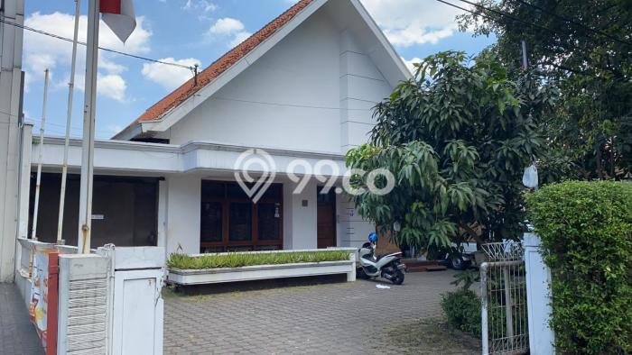 Rumah Terawat area Riau, Bandung, LT 906m2m², Luas Bangunan 906m2m² Rumah Terawat area Riau, Bandung, LT 906m2m², Luas Bangunan 906m2m²