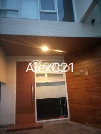 Rumah Modern Cantik 5 Kamar Siap Huni di Jagakarsa Rumah Modern Cantik 5 Kamar Siap Huni di Jagakarsa