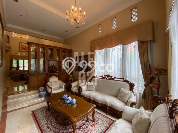 Ready to Use! Luxury House LT 634m2 Desain Modern di Warung Buncit Ready to Use! Luxury House LT 634m2 Desain Modern di Warung Buncit