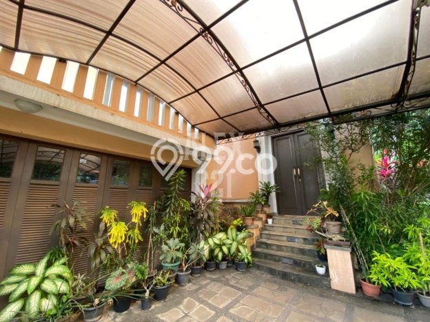 Ready to Use! Luxury House LT 634m2 Desain Modern di Warung Buncit Ready to Use! Luxury House LT 634m2 Desain Modern di Warung Buncit