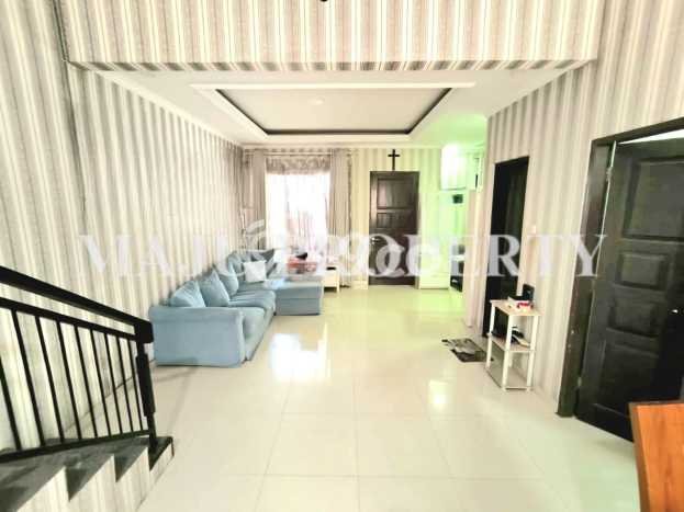 Rumah Luas Asri 3 KT Siap Pakai di Kota Wisata Jakarta Timur Rumah Luas Asri 3 KT Siap Pakai di Kota Wisata Jakarta Timur