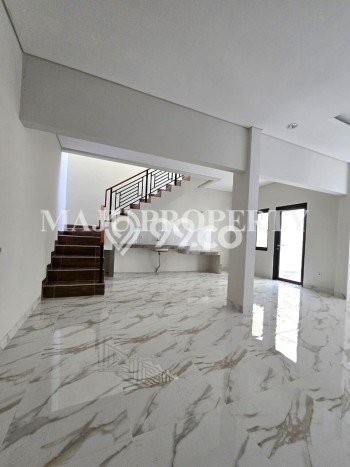 Rumah Elit LB 300m2 Siap Pakai Desain Elegan di Kota Wisata, Bogor Rumah Elit LB 300m2 Siap Pakai Desain Elegan di Kota Wisata, Bogor