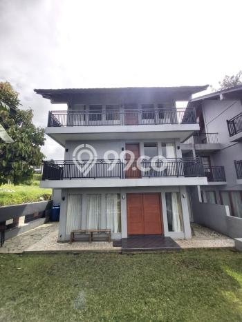 Vila Terawat Kawasan , Luas 215m2m², Lokasi Strategis dengan jalan bagus Vila Terawat Kawasan , Luas 215m2m², Lokasi Strategis dengan jalan bagus