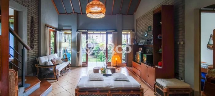 Rumah Asri di Sariwangi, Bandung, Luas 347m2m² LB 200m2m² Rumah Asri di Sariwangi, Bandung, Luas 347m2m² LB 200m2m²