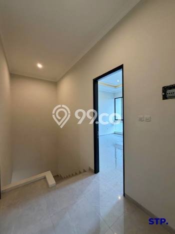 Rumah Luas Asri 3 KT Siap Huni di Manyar Surabaya Rumah Luas Asri 3 KT Siap Huni di Manyar Surabaya