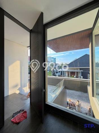 Hunian Mewah LB 345m2 Siap Huni Desain Elegan di Manyar, Surabaya Hunian Mewah LB 345m2 Siap Huni Desain Elegan di Manyar, Surabaya