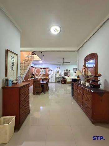 For Sale Hunian Rumah Terawat 3 Kamar di Manyar, Surabaya For Sale Hunian Rumah Terawat 3 Kamar di Manyar, Surabaya