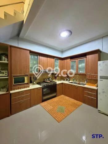 For Sale Hunian Rumah Terawat 3 Kamar di Manyar, Surabaya For Sale Hunian Rumah Terawat 3 Kamar di Manyar, Surabaya