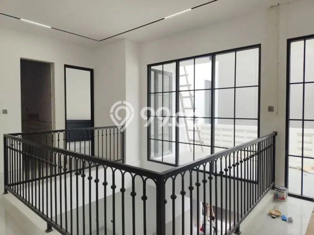 Rumah Mewah LB 350m2 Siap Pakai Desain Elegan di Dharma Husada, Surabaya Rumah Mewah LB 350m2 Siap Pakai Desain Elegan di Dharma Husada, Surabaya