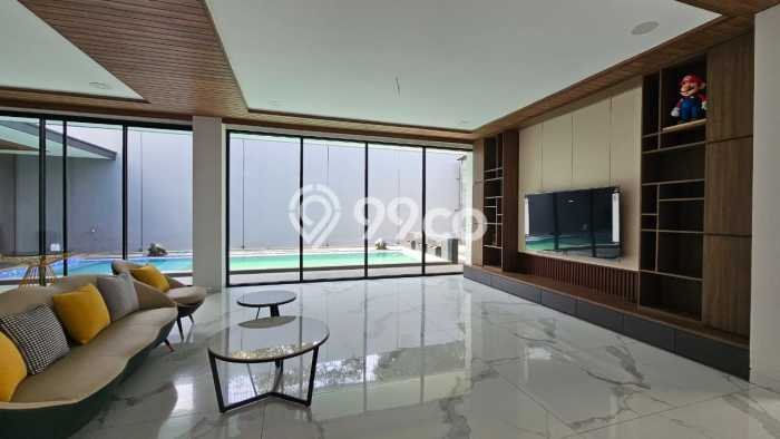 Rumah Mewah Hoek di Sayap Setiabudi Bandung dengan Kolam Renang Rumah Mewah Hoek di Sayap Setiabudi Bandung dengan Kolam Renang