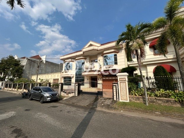 KESEMPATAN EMAS! Vila di Medan Polonia, Dimensi 465m2m², Lingkungan Eksklusif dengan keamanan terjamin KESEMPATAN EMAS! Vila di Medan Polonia, Dimensi 465m2m², Lingkungan Eksklusif dengan keamanan terjamin
