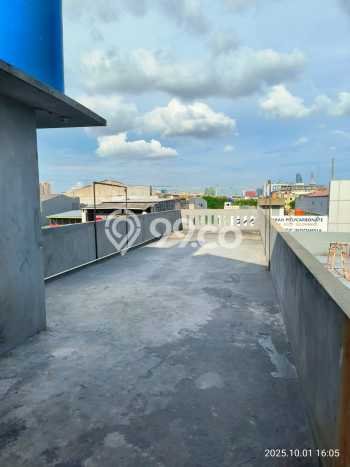 Ruko Dijual di Jakarta Barat LT 99m2 & LB 330m2 Lokasi Terbaik! Ruko Dijual di Jakarta Barat LT 99m2 & LB 330m2 Lokasi Terbaik!