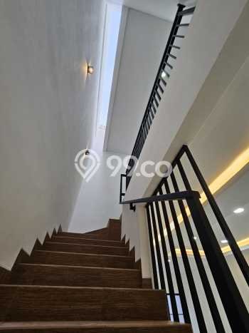 Rumah Modern 4 KT di Meruya Jakarta Barat Semi Furnished Rumah Modern 4 KT di Meruya Jakarta Barat Semi Furnished