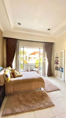Ready to Use! Luxury House LT 300m2 Desain Elegan di Cibubur Ready to Use! Luxury House LT 300m2 Desain Elegan di Cibubur