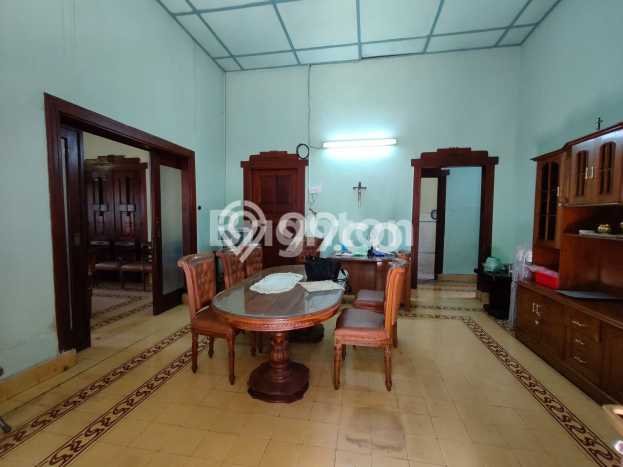 Disewakan! Rumah 5 Kamar Tidur &
2 Kamar Mandi di Malang Kota, Malang Disewakan! Rumah 5 Kamar Tidur &
2 Kamar Mandi di Malang Kota, Malang
