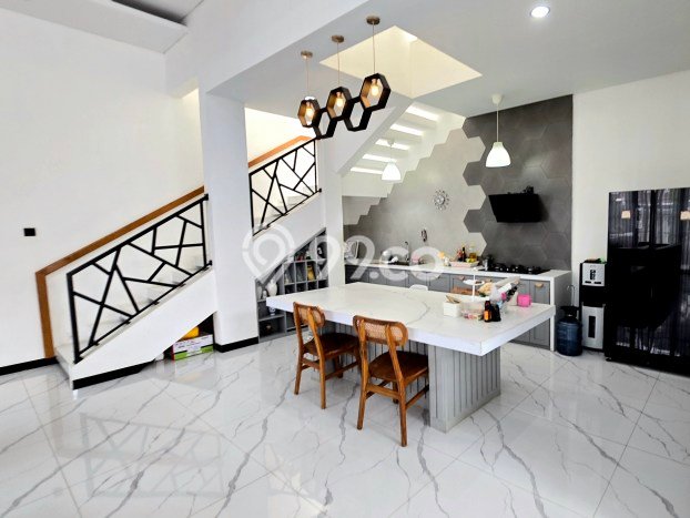 Jual Rumah Luas Elegan Dengan View Cantik di Taman Kopo Indah, Bandung Jual Rumah Luas Elegan Dengan View Cantik di Taman Kopo Indah, Bandung
