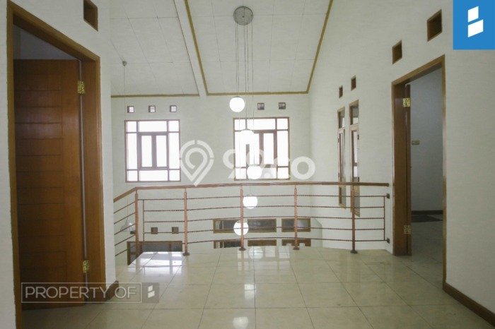 Rumah Mewah dengan Luas Tanah 139m² di Lingkungan Asri Holis Cigondewah, Bandung Rumah Mewah dengan Luas Tanah 139m² di Lingkungan Asri Holis Cigondewah, Bandung