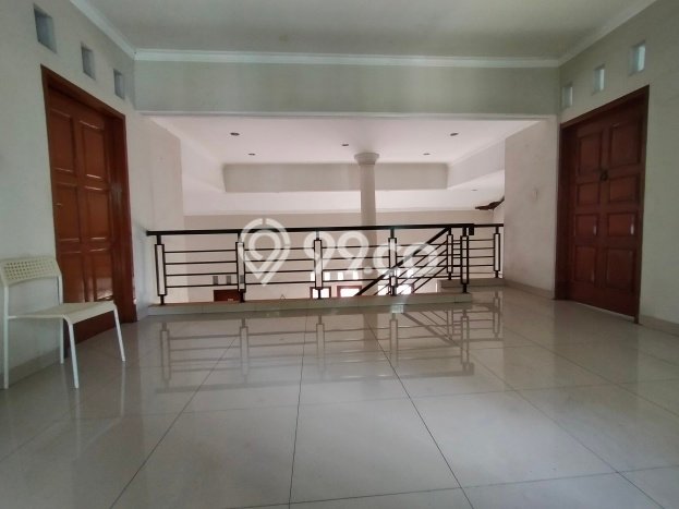 Rumah Mewah LB 400m2 Siap Huni Desain Elegan di Pondok Kelapa, Jakarta Timur Rumah Mewah LB 400m2 Siap Huni Desain Elegan di Pondok Kelapa, Jakarta Timur