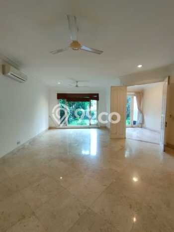 Hunian Modern Disewakan di Kemang Jakarta Selatan 6 KT & 6 KM Hunian Modern Disewakan di Kemang Jakarta Selatan 6 KT & 6 KM