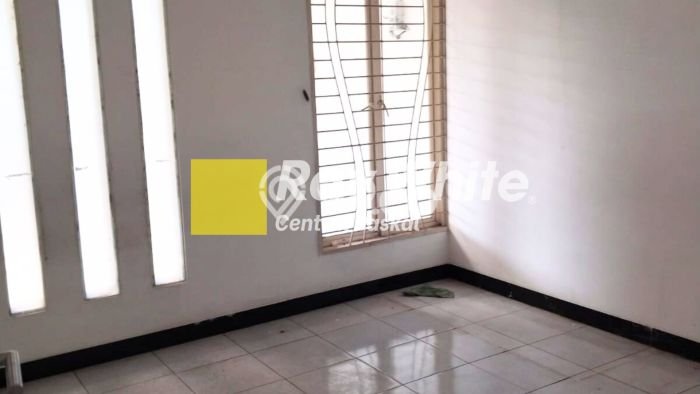 Disewakan! Rumah 2 Kamar Tidur &
1 Kamar Mandi di Taman Kopo Indah, Bandung Disewakan! Rumah 2 Kamar Tidur &
1 Kamar Mandi di Taman Kopo Indah, Bandung