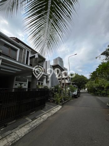Rumah Mewah LT 160m² Dekat Fasilitas Umum di Tanjung Barat, Jakarta Selatan Rumah Mewah LT 160m² Dekat Fasilitas Umum di Tanjung Barat, Jakarta Selatan