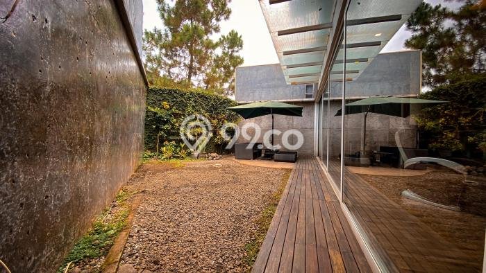 Rumah Mewah LB 380m2 Siap Huni Desain Elegan di Setra Sari, Bandung Rumah Mewah LB 380m2 Siap Huni Desain Elegan di Setra Sari, Bandung