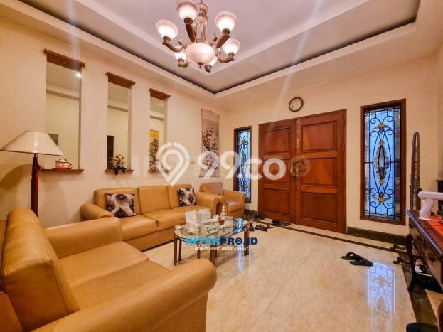 Rumah Lingkungan Asri di Intercon, Jakarta Barat, Luas 300m² Bangunan 500m² Rumah Lingkungan Asri di Intercon, Jakarta Barat, Luas 300m² Bangunan 500m²