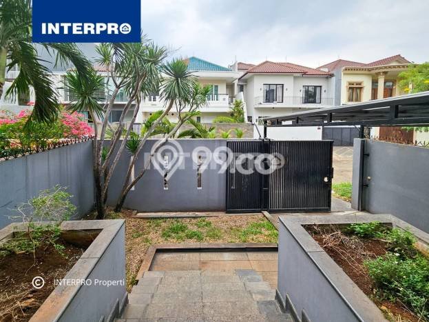 SPECIAL OFFER! Rumah Asri di Intercon, Luas 225m² LB 400m² SPECIAL OFFER! Rumah Asri di Intercon, Luas 225m² LB 400m²