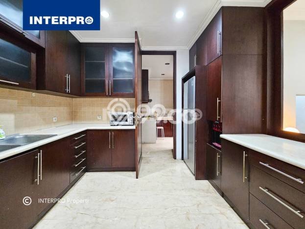 SPECIAL OFFER! Rumah Asri di Intercon, Luas 225m² LB 400m² SPECIAL OFFER! Rumah Asri di Intercon, Luas 225m² LB 400m²