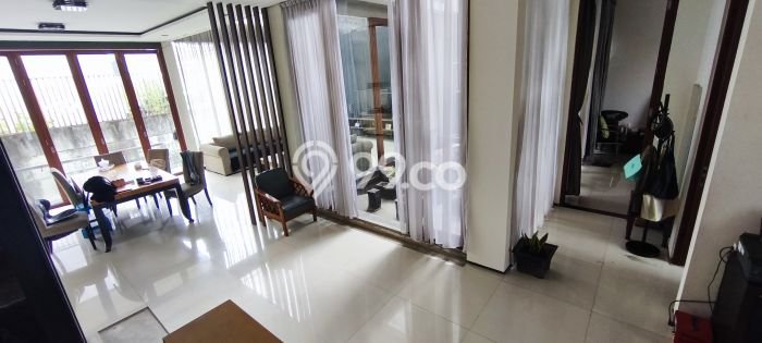 Rumah Mewah LB 500m2 Siap Huni Desain Elegan di Mekar Wangi, Bandung Rumah Mewah LB 500m2 Siap Huni Desain Elegan di Mekar Wangi, Bandung