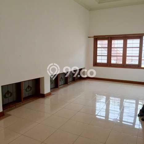 Sewa Rumah Nyaman LT 1063m2 / LB 600m2 di Riau, Bandung Sewa Rumah Nyaman LT 1063m2 / LB 600m2 di Riau, Bandung