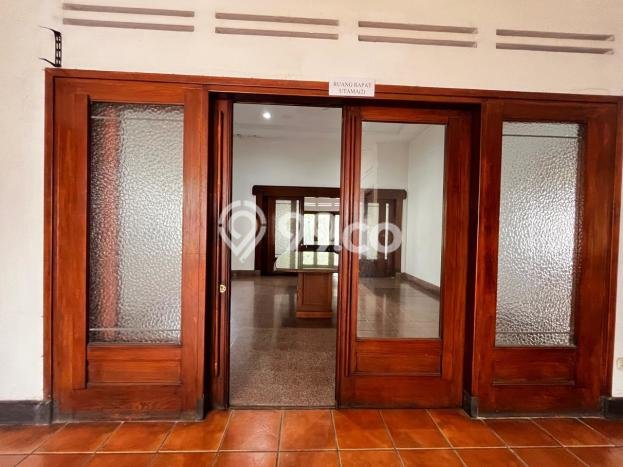 Disewakan Rumah Strategis LT 1113m2 / LB 382m2 di Riau, Bandung Disewakan Rumah Strategis LT 1113m2 / LB 382m2 di Riau, Bandung