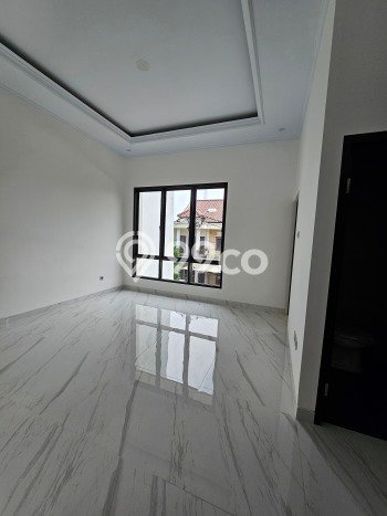 Hunian Mewah LB 177m2 Siap Pakai Desain Elegan di Meruya, Jakarta Barat Hunian Mewah LB 177m2 Siap Pakai Desain Elegan di Meruya, Jakarta Barat