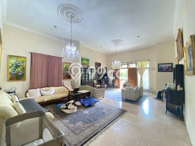 Rumah kawasan Riau, Bandung, Luas 640m2m² LB 400m2m² Rumah kawasan Riau, Bandung, Luas 640m2m² LB 400m2m²