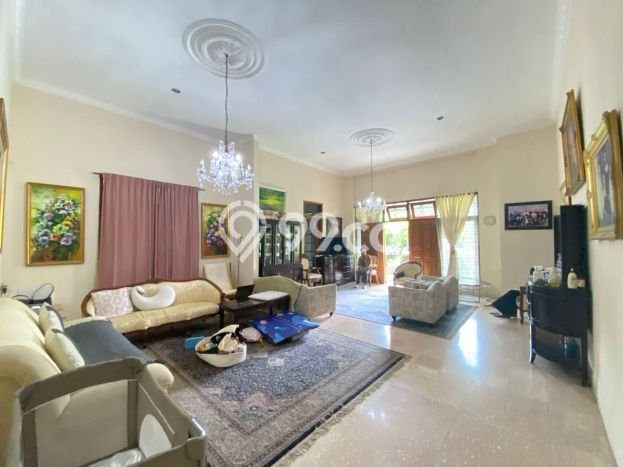 Rumah kawasan Riau, Bandung, Luas 640m2m² LB 400m2m² Rumah kawasan Riau, Bandung, Luas 640m2m² LB 400m2m²
