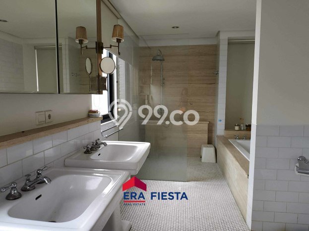 Rumah Mewah LB 700m2 Siap Pakai Desain Elegan di Joglo, Jakarta Barat Rumah Mewah LB 700m2 Siap Pakai Desain Elegan di Joglo, Jakarta Barat