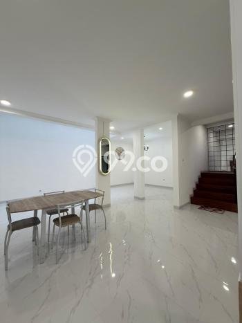 Disewakan! Rumah 3 Kamar Tidur &
3 Kamar Mandi di Permata Buana, Jakarta Barat Disewakan! Rumah 3 Kamar Tidur &
3 Kamar Mandi di Permata Buana, Jakarta Barat