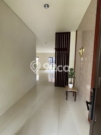 Hunian Mewah Siap Huni LT 240m2 di Wiyung, Surabaya Hunian Mewah Siap Huni LT 240m2 di Wiyung, Surabaya