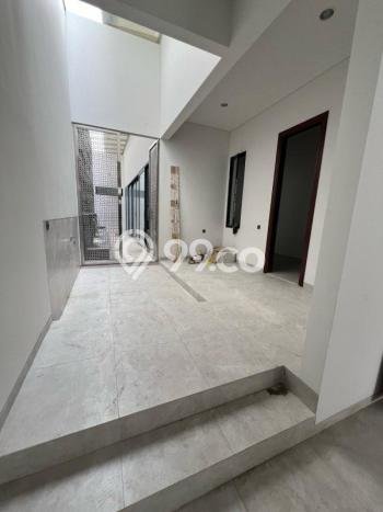 Sewa Rumah Nyaman LT 1160m2 / LB 600m2 di Citraland, Surabaya Sewa Rumah Nyaman LT 1160m2 / LB 600m2 di Citraland, Surabaya
