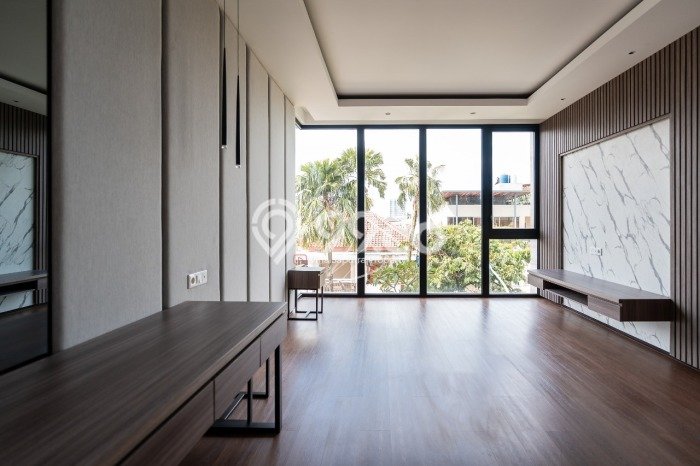 Ready to Use! Premium House LT 300m2 Desain Elegan di Puri Indah Ready to Use! Premium House LT 300m2 Desain Elegan di Puri Indah